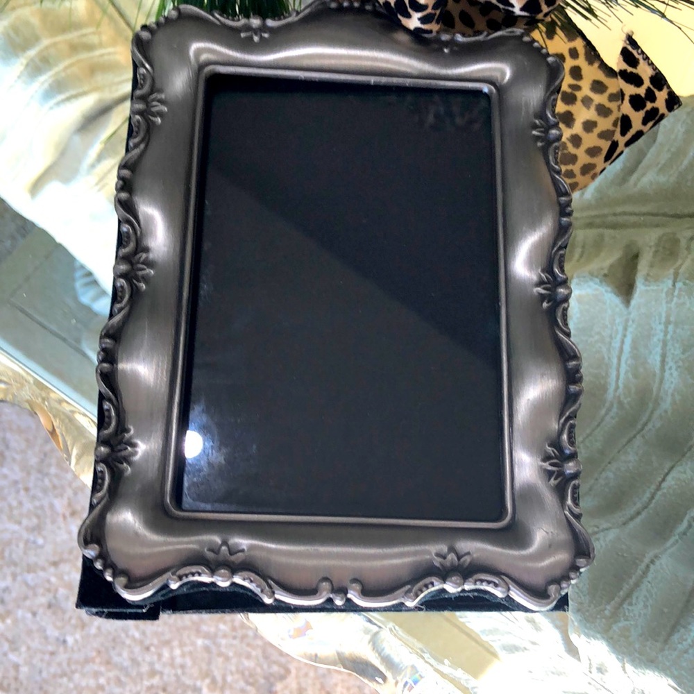 SILVER ALBUM HOLDER  WITH BLACK VELVET INSIDES  and Slide in Pic Style  NICE